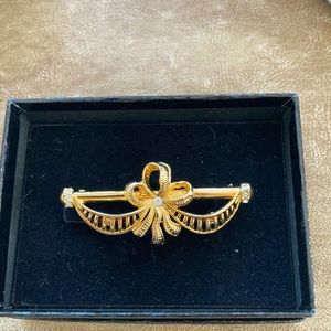 Joan Rivers Bow Brooch